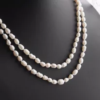 Hosszú tenyésztett  gyöngysor - Fehér  - 115 cm