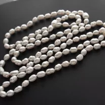 Hosszú tenyésztett  gyöngysor - Fehér  - 115 cm