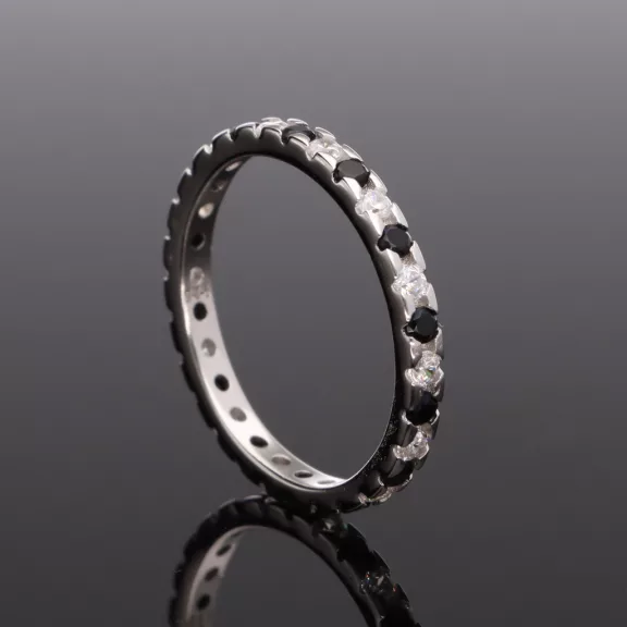 Fekete-fehér sorköves Ezüst karikagyűrű