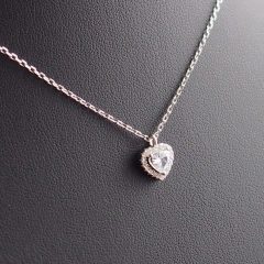 Körbe köves szív medál ezüst nyakláncon, romantikus ezüst kolié fehér kővekkel, elegáns női ékszer mindennapi és alkalmi viseletre