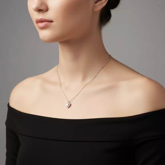 Körbe köves szív medál ezüst nyakláncon, romantikus ezüst kolié fehér kővekkel, elegáns női ékszer mindennapi és alkalmi viseletre