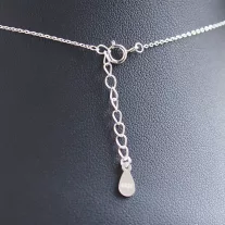 Körbe köves szív medál ezüst nyakláncon, romantikus ezüst kolié fehér kővekkel, elegáns női ékszer mindennapi és alkalmi viseletre