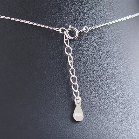 Körbe köves szív medál ezüst nyakláncon, romantikus ezüst kolié fehér kővekkel, elegáns női ékszer mindennapi és alkalmi viseletre