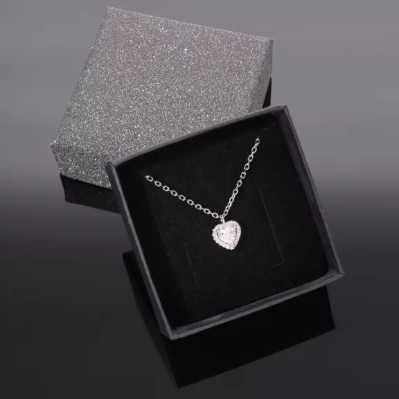 Körbe köves szív medál ezüst nyakláncon, romantikus ezüst kolié fehér kővekkel, elegáns női ékszer mindennapi és alkalmi viseletre