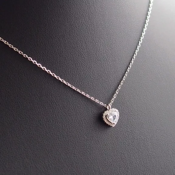 Körbe köves szív medál ezüst nyakláncon, romantikus ezüst kolié fehér kővekkel, elegáns női ékszer mindennapi és alkalmi viseletre