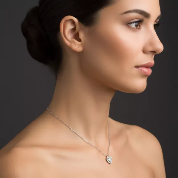 Körbe köves szív medál ezüst nyakláncon, romantikus ezüst kolié fehér kővekkel, elegáns női ékszer mindennapi és alkalmi viseletre