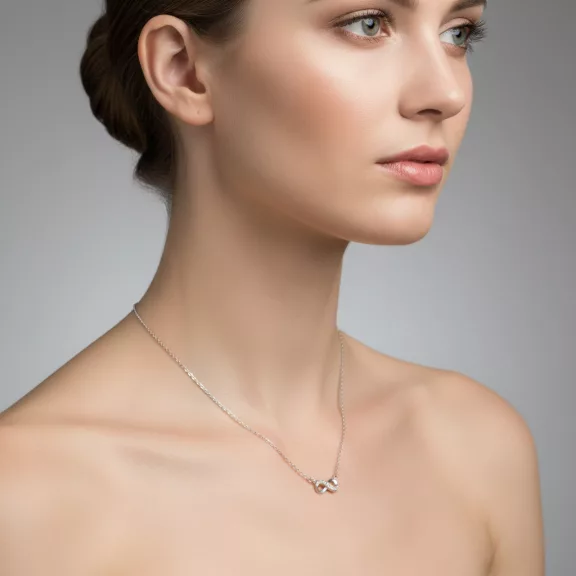 Végtelen szimbólum alakú ezüst medál cirkónia kövekkel, vékony ezüst láncon.