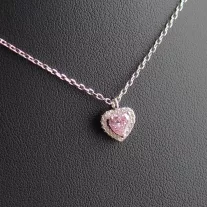 Körbe köves rózsaszín szív medál nyakláncon