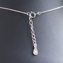 Körbe köves rózsaszín szív medál nyakláncon