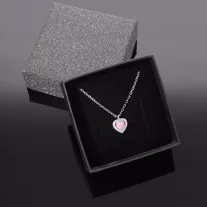 Körbe köves rózsaszín szív medál nyakláncon