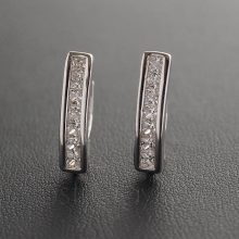 Négyzetköves patentzáras ezüst fülbevaló