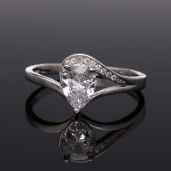 Cirkónia köves gyűrű navett