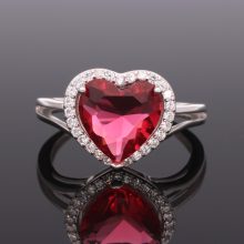 Nagyméretű piros szív alakú kővel és apró cirkóniákkal díszített 925 ezüst gyűrű