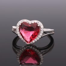 Nagyméretű piros szív alakú kővel és apró cirkóniákkal díszített 925 ezüst gyűrű