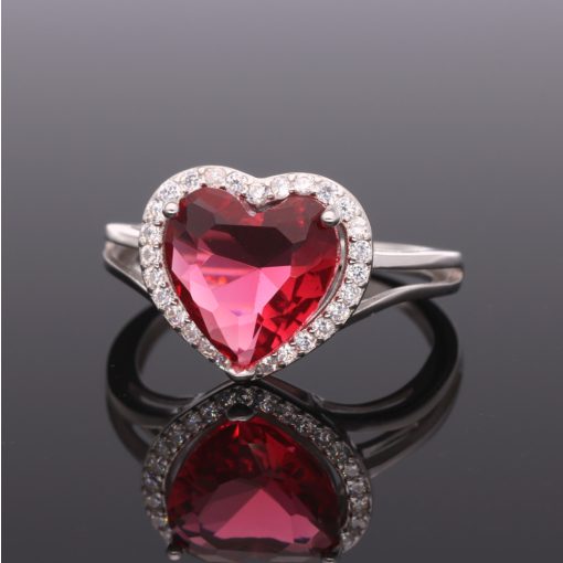 Nagyméretű piros szív alakú kővel és apró cirkóniákkal díszített 925 ezüst gyűrű