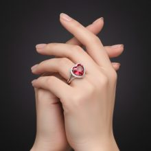 Nagyméretű piros szív alakú kővel és apró cirkóniákkal díszített 925 ezüst gyűrű