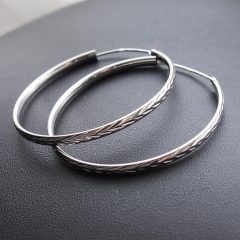 Karika fülbevaló  vésett szálka mintás 4,5 és 5,5 cm átmérőben