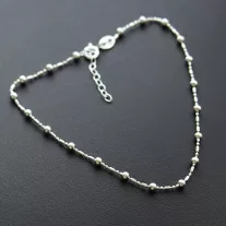 Szakaszos bogyós bokalánc