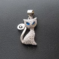 Cica medál kék szemekkel, cirkónia kövekkel