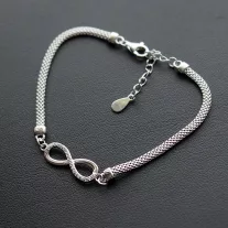 Ezüst milanese karkötő cirkónia köves végtelen motívummal és állítható lánccal.