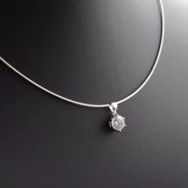   Félmerev ezüst nyakék karmos foglaltú Cirkónia medállal