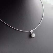   Félmerev ezüst nyakék karmos foglaltú Cirkónia medállal