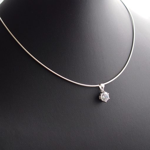 Félmerev ezüst nyakék karmos foglaltú Cirkónia medállal