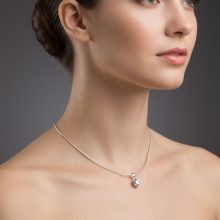 Félmerev ezüst nyakék karmos foglaltú Cirkónia medállal