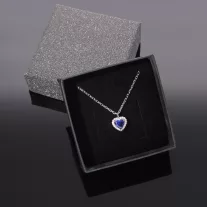 Körbe köves sötétkék Szív medál nyakláncon