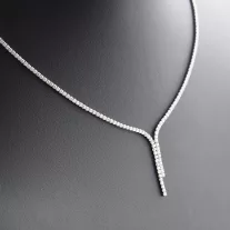 Sorköves Ypszilon ezüst nyakék, elegáns alkalmi női ékszer, amely kiemeli a dekoltázst és látványosan csillog különleges eseményeken