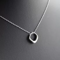 Lekerekített négyszög  medál nyakláncon