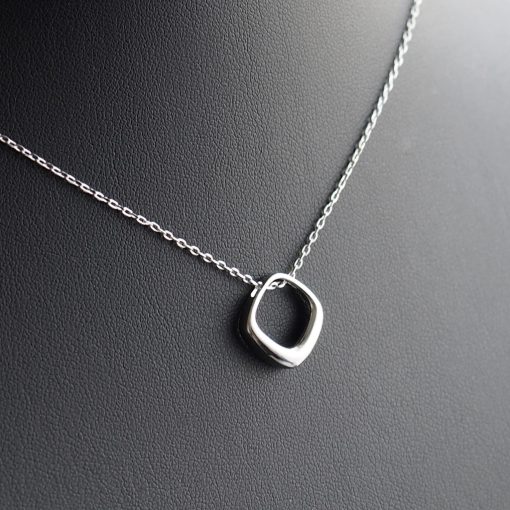 Lekerekített négyszög  medál nyakláncon