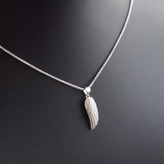 Köves Angyalszárny medál vékony barbara láncon