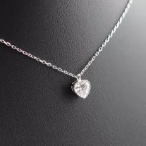 Szív Cirkónia kő vésett foglalattal, ezüst nyakláncon