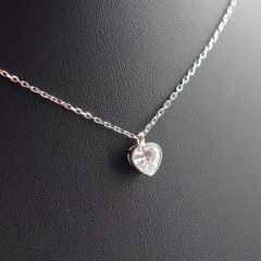 Szív Cirkónia kő vésett foglalattal, ezüst nyakláncon