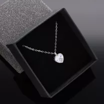 Szív Cirkónia kő vésett foglalattal, ezüst nyakláncon