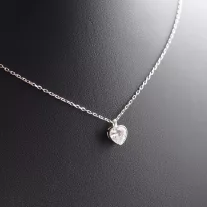 Szív Cirkónia kő vésett foglalattal, ezüst nyakláncon