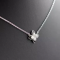 Fekete zománcos cirkónia virág medál nyakláncon