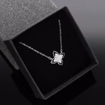 Fekete zománcos cirkónia virág medál nyakláncon