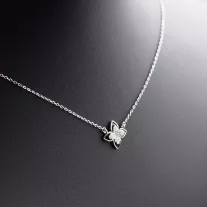 Fekete zománcos cirkónia virág medál nyakláncon