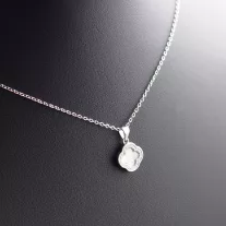 Clifford gyöngyház-cirkónia medál vékony anker láncon