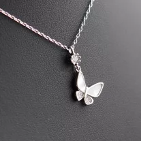 Pillangó gyöngyház medál vékony anker láncon