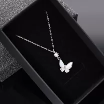 Pillangó gyöngyház medál vékony anker láncon