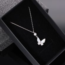 Pillangó gyöngyház medál vékony anker láncon