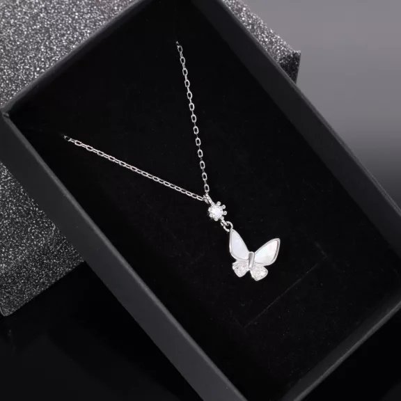 Pillangó gyöngyház medál vékony anker láncon