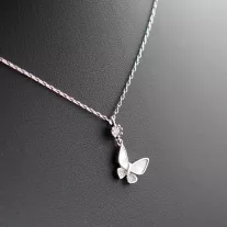 Pillangó gyöngyház medál vékony anker láncon