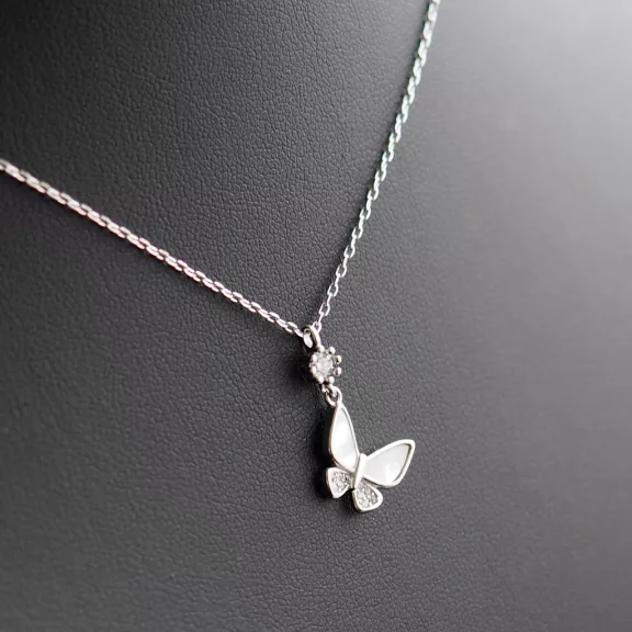 Pillangó gyöngyház medál vékony anker láncon