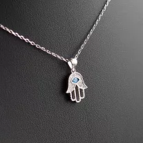 Hamsa / Fatima keze medál nyakláncon - kék kővel