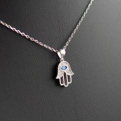 Hamsa / Fatima keze medál nyakláncon - kék kővel