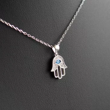 Hamsa / Fatima keze medál nyakláncon - kék kővel